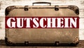 Alter rustikaler vintage Koffer mit rotem Banner und weiÃÅ¸em Schriftzug